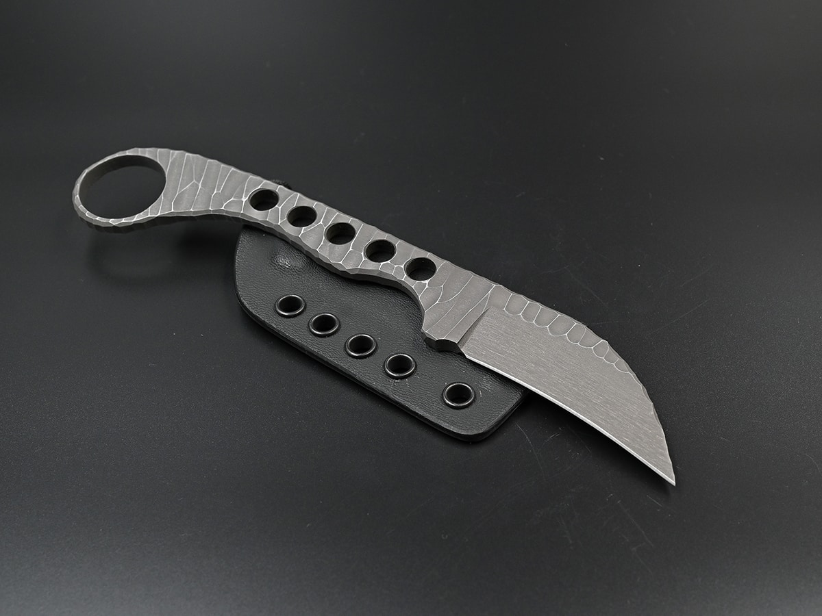 Combat knife with ring handle without scales